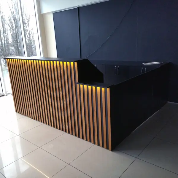 Кутова стійка з рейками та підсвіткою — виготовлення на замовлення, WOODENSTYLE